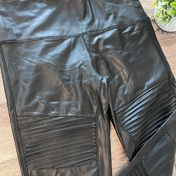 7 For All Mankind Black Faux Leather Moto Leggings NWOT Size L - Picture 10 of 16